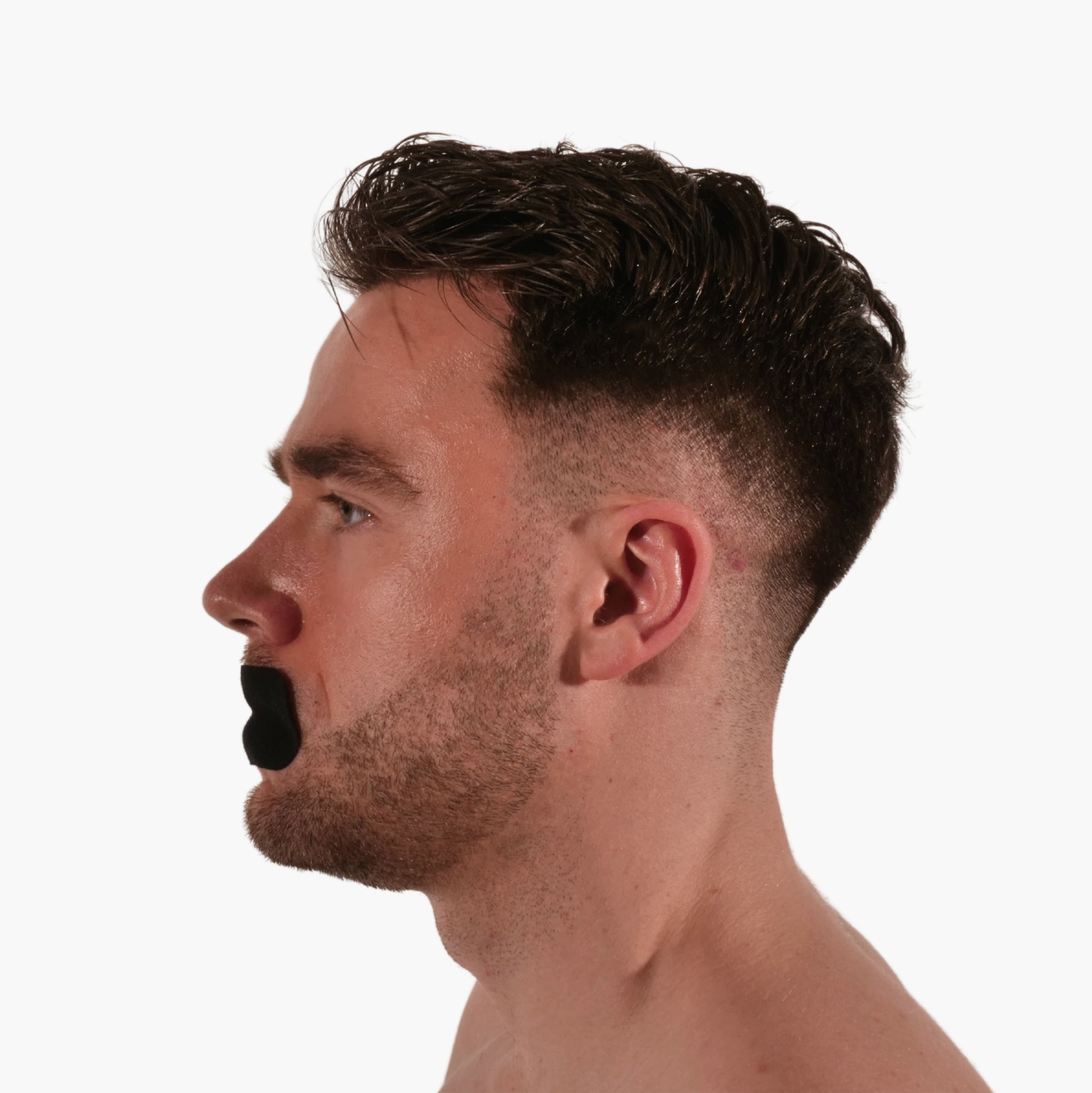 Sideprofil av mann med Norzen munntape – viser naturlig pust gjennom nesen.