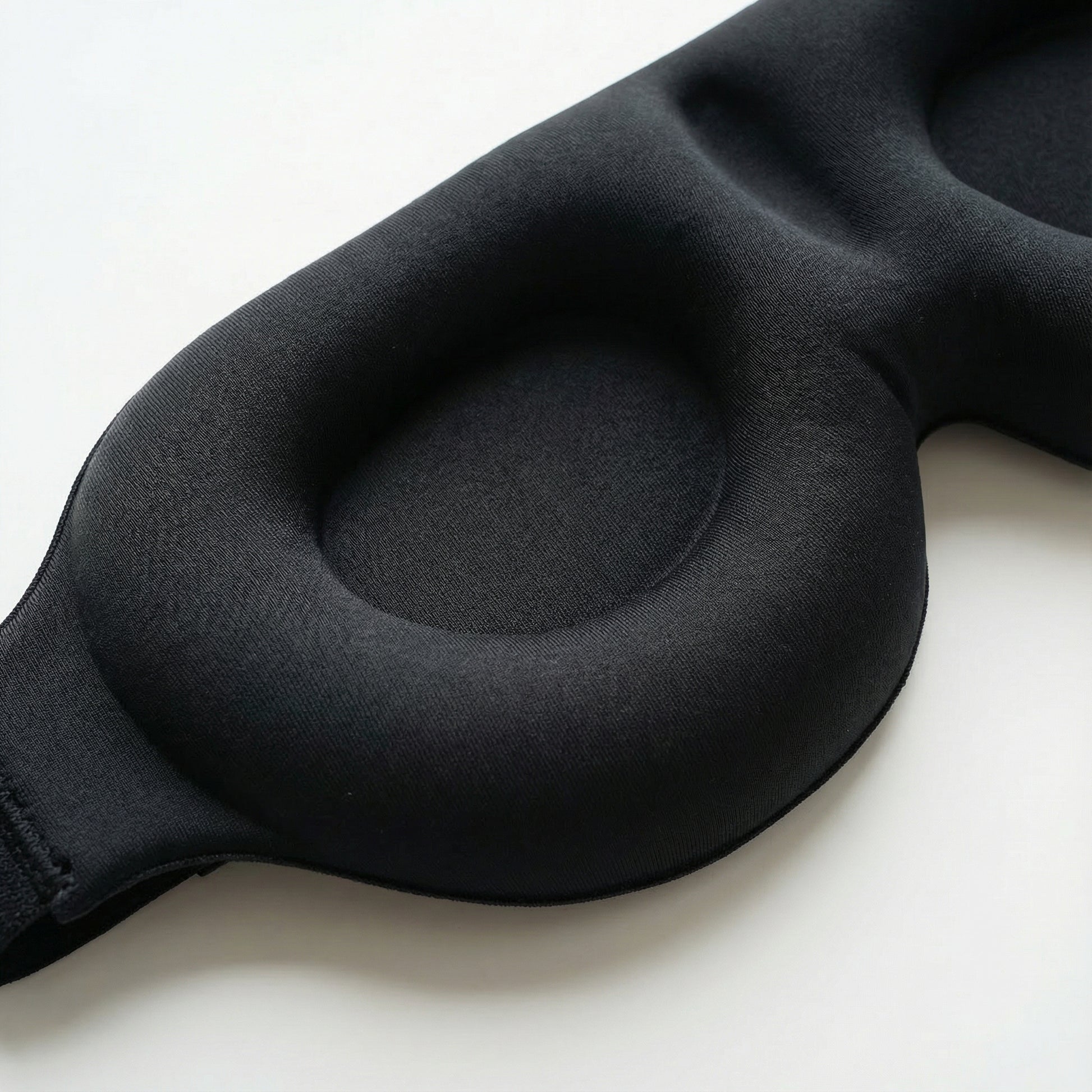 Norzen sovemaske med ergonomisk passform og mykt stoff som blokkerer lys og gir uforstyrret søvn