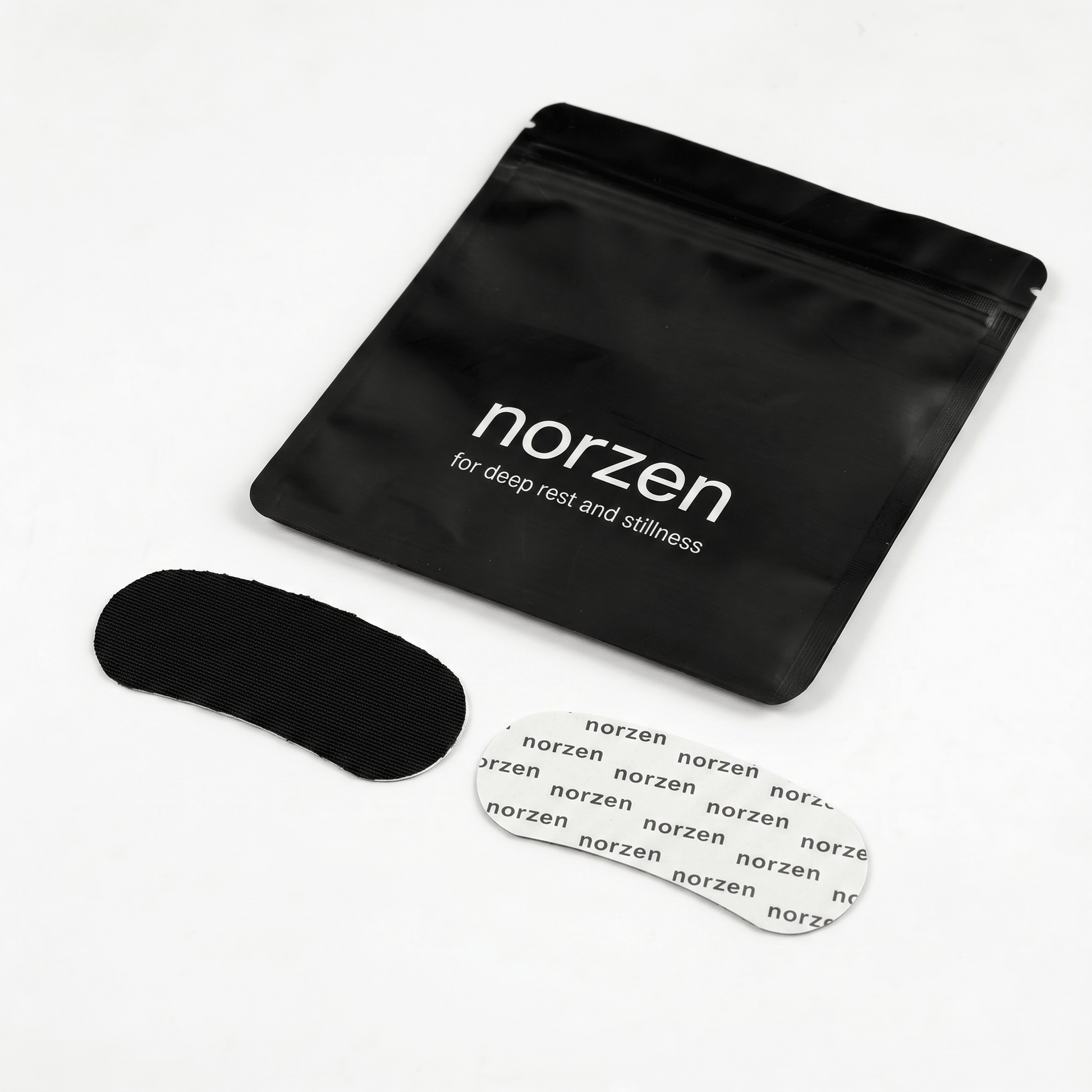 norzen munntape strips med svart pouch lagt på hvit bakgrunn