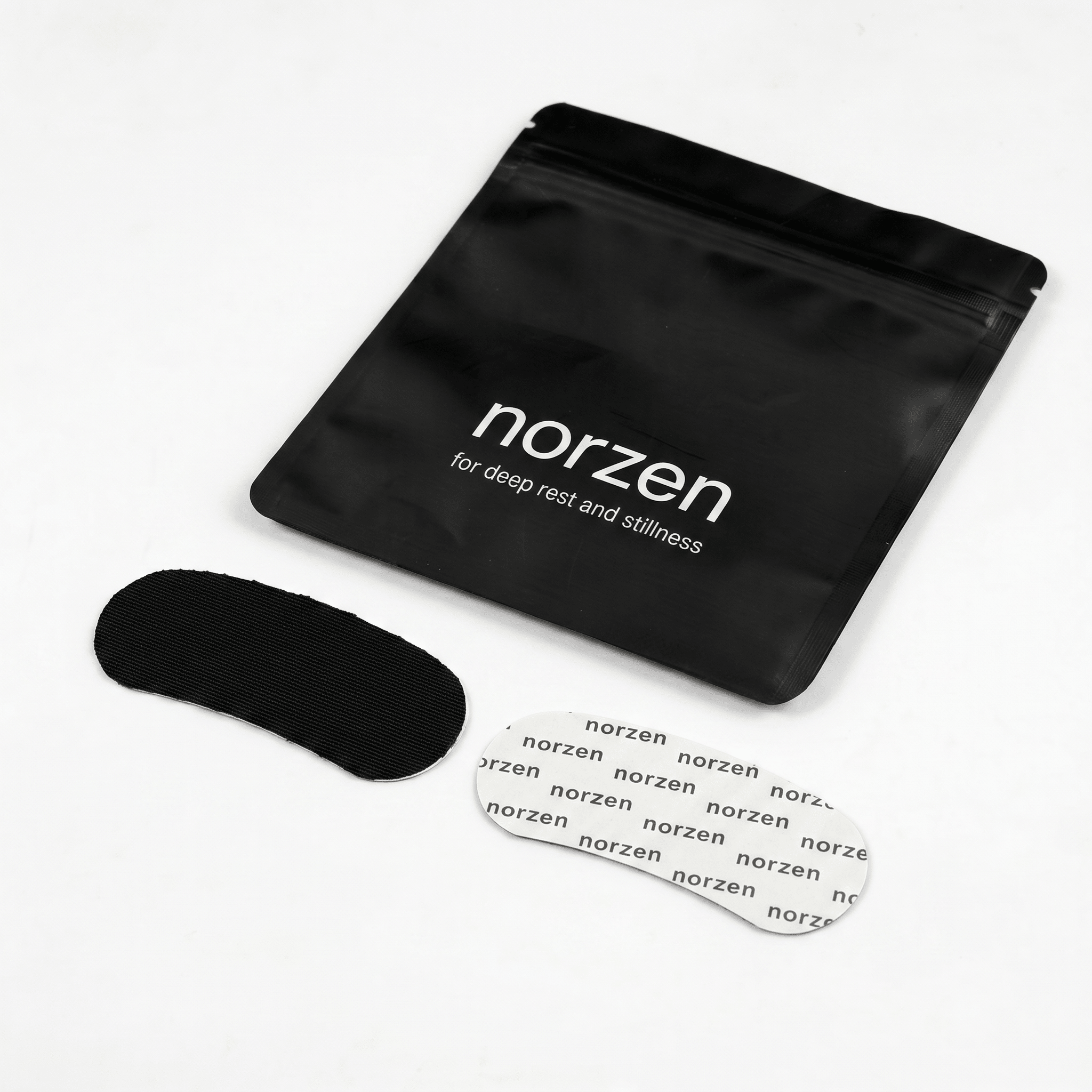 norzen munntape strips med svart pouch lagt på hvit bakgrunn