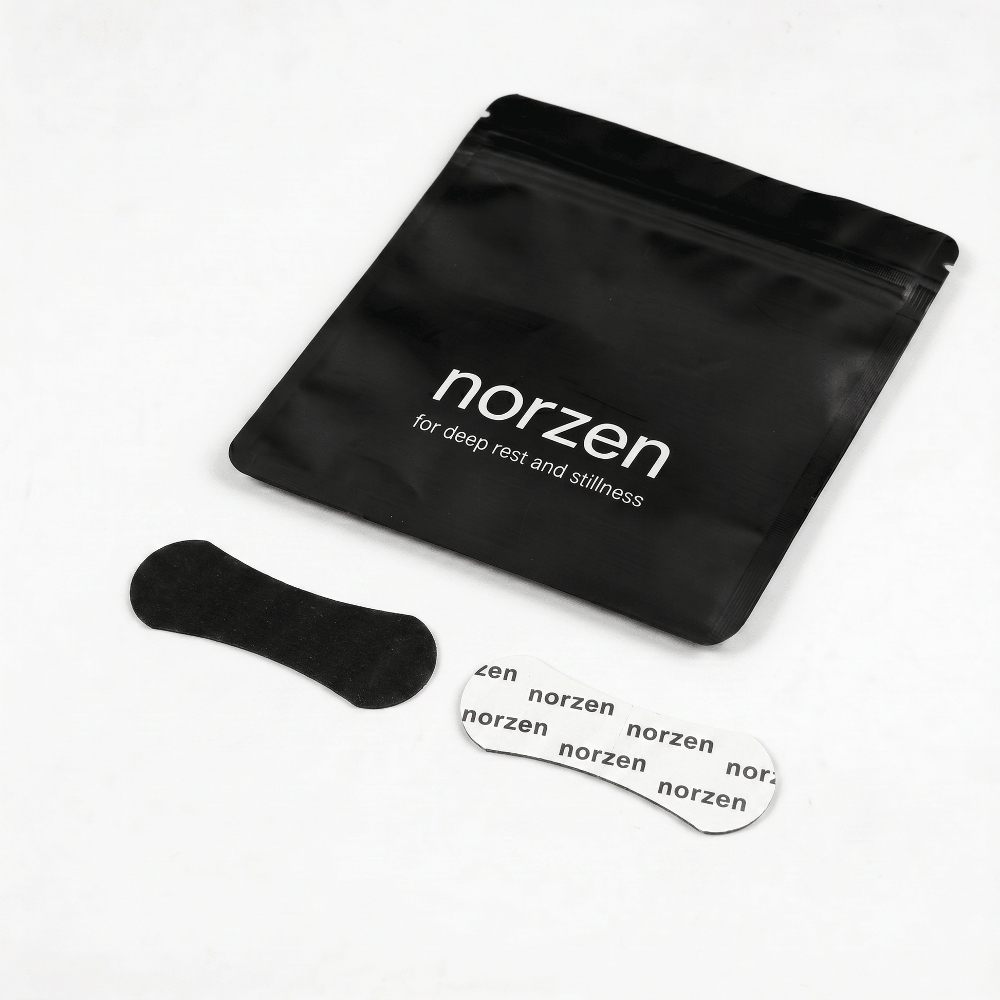 norzen nesestrips med sort premium pouch og minimalistisk nordisk design på lys bakgrunn.