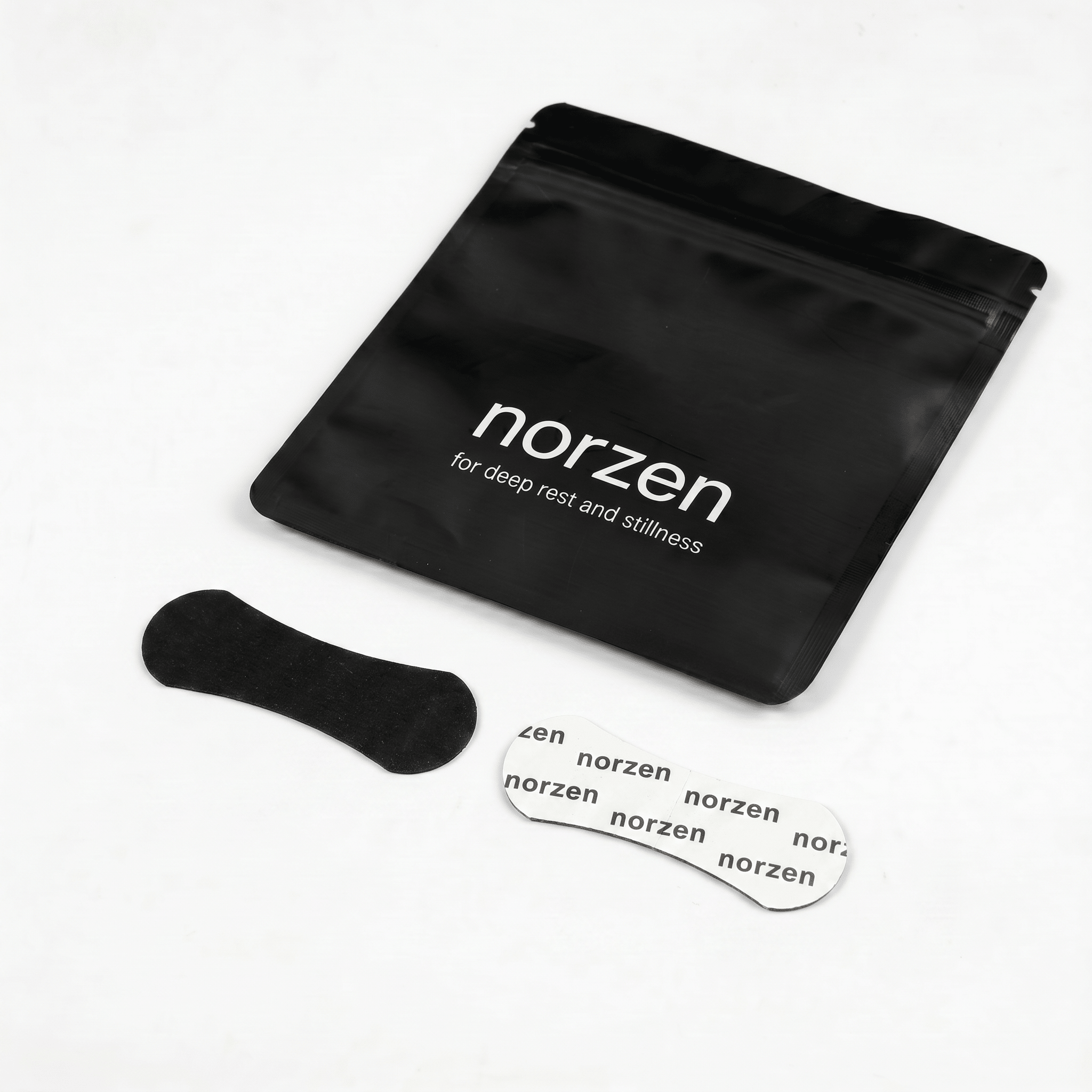 norzen nesestrips med sort premium pouch og minimalistisk nordisk design på lys bakgrunn.